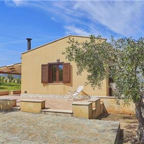 2 bedroom villa with jacuzzi & sea views, near Castellammare del Golfo, sleeps  4-5